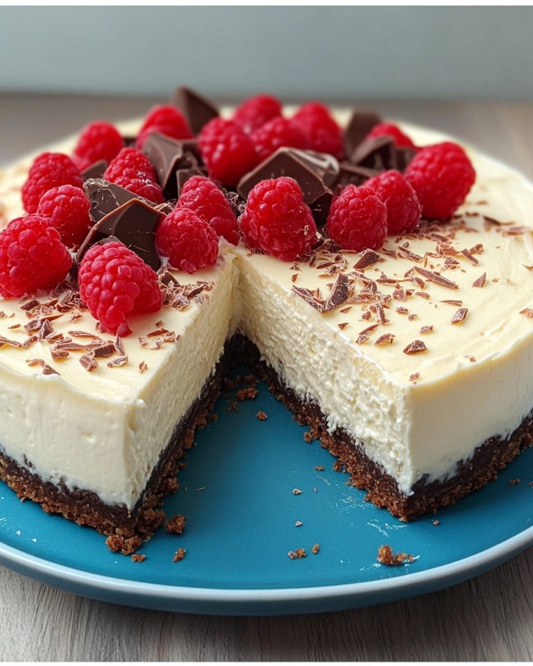 Sernik z białą czekoladą i świeżymi malinami