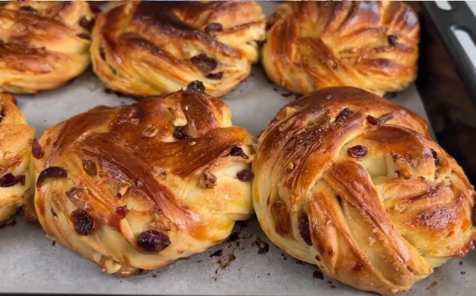 Miękki chleb żurawinowo-rodzynkowy z orzechami włoskimi