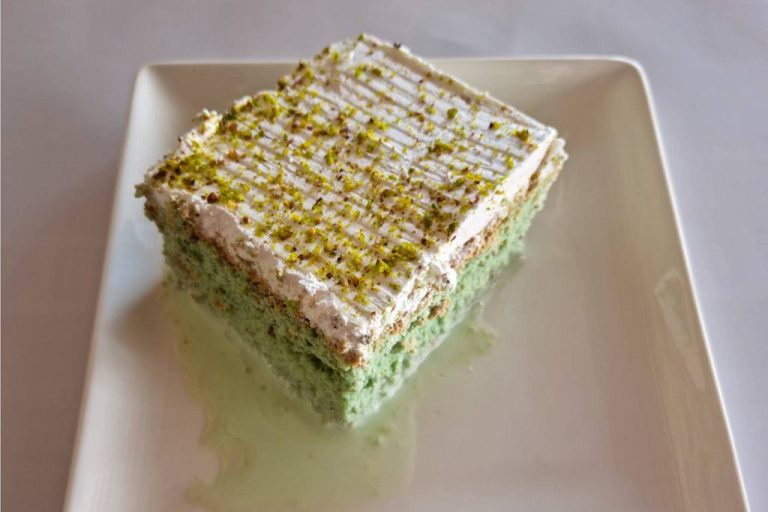 Pistacjowa Chmurka: Delikatne Ciasto, Które Unosi Się na Twoim Podniebieniu
