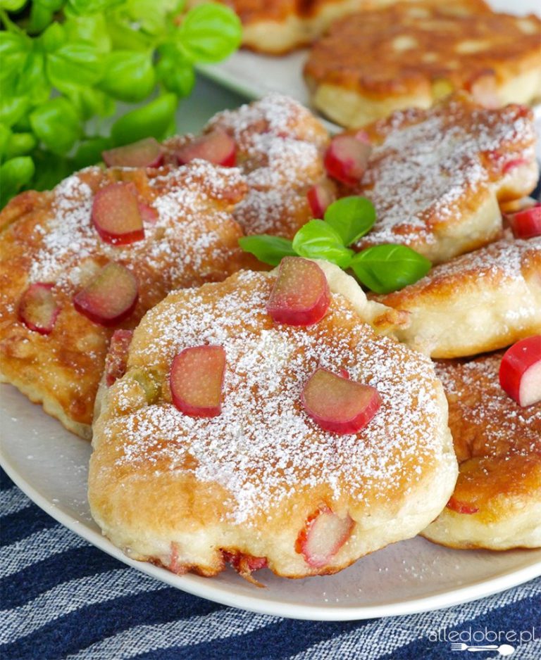 Placki drożdżowe z rabarbarem Idealne na śniadanie, podwieczorek lub obiad na słodko! Puszyste, delikatne i obłędne w smaku!