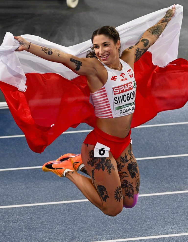 Ma tatuaże, kolczyki i paznokcie jak szpony. Właśnie uciszyła internetowych napinaczy