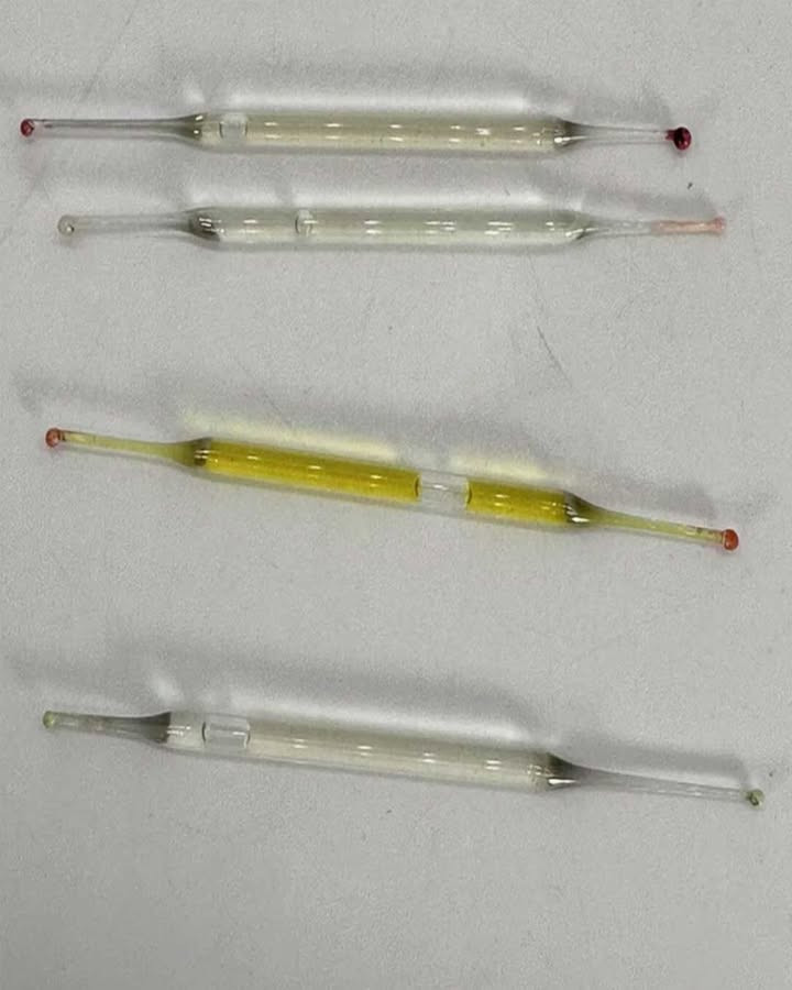 Co to jest? Znaleziono pod toaletką w łazience podczas remontu — małe szklane rurki, 2 cale długości, wypełnione płynem. Macie jakieś pomysły?