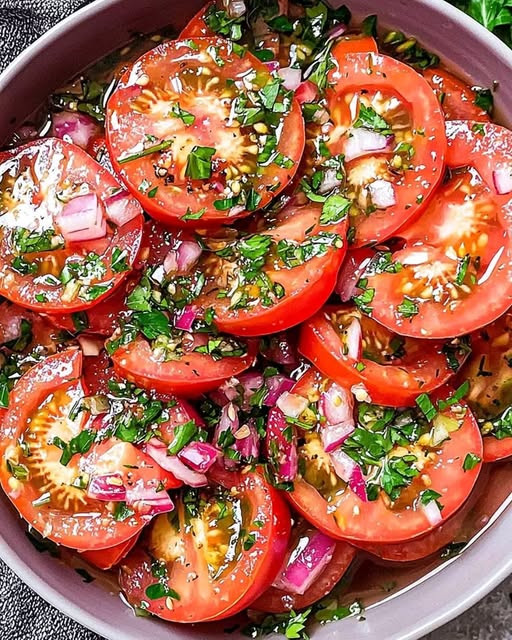 Smaczna sałatka z marynowanych pomidorów