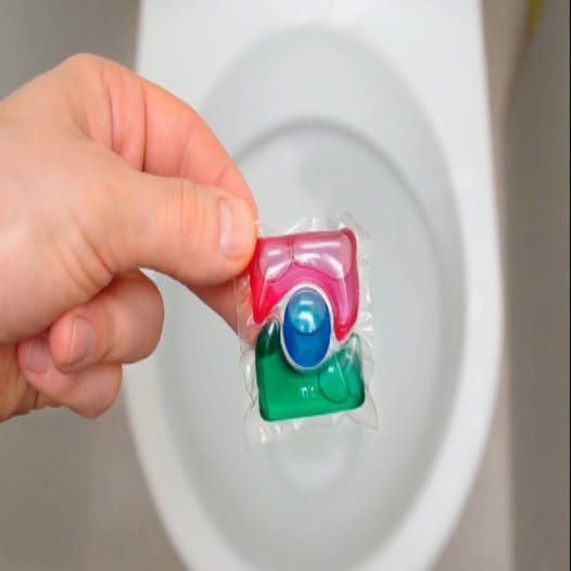 Od kiedy zacząłem czyścić toaletę tymi tabletkami, moja toaleta lśni czystością!