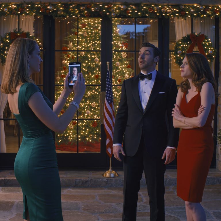 W przeddzień luksusowego ślubu mojego brata, mój mąż milioner nakrzyczał na mnie i wyszedł, mówiąc, że nie jestem dla niego wystarczająco dobra. Ku mojemu zaskoczeniu, pojawił się na ślubie ze swoją byłą, paradując z nią jak z trofeum. Powiedział mi: „Jesteś nic nieznacząca w porównaniu z nią”. Uśmiechnęłam się i wypowiedziałam trzy słowa, a potem: WYNIESIONO TEGO SKURWYSENICA NA NOSZACH.