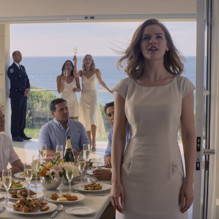 Po kilku miesiącach spędzonych za granicą pojechałem do mojej willi nad morzem, tylko po to, by zastać moją siostrę organizującą tam wykwintny, rodzinny brunch. Uśmiechnęła się szyderczo: „Goście nie są wpuszczani. Wyjdź, zanim wniosę oskarżenie”. Powiedziałem po prostu: „Proszę bardzo”. Przyjechała ochrona i oddała mi honory. Wszyscy zaczęli błagać o wybaczenie.