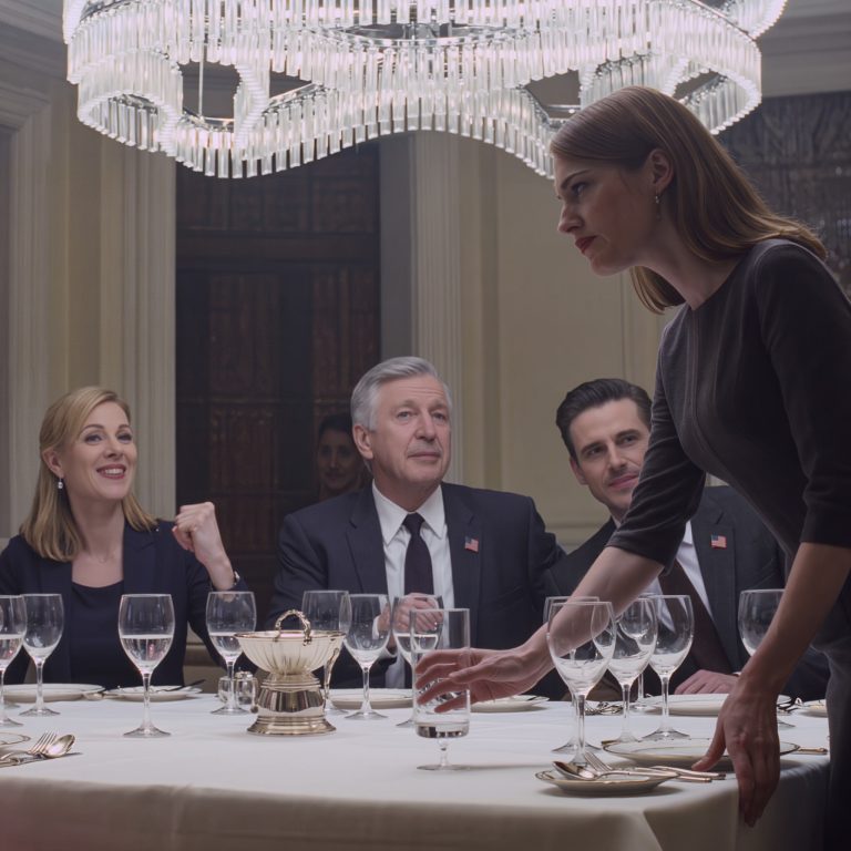 „Pieniądze się skończyły, Victoria, wszystko wyczyściliśmy i oddaliśmy rodzinie Marcusa” – moi rodzice siedzieli pod żyrandolem, uśmiechając się złośliwie, kiedy mówili mi, że muszę „utrzymać nową rodzinę”, podczas gdy przy stole panowała martwa cisza… Po prostu odstawiłam szklankę wody i wypowiedziałam dokładnie trzy słowa: „To ciekawe” – i od tamtej chwili srebrny klucz, który babcia potajemnie wcisnęła mi w dłoń, gdy miałam siedemnaście lat, w końcu zaczął robić to, do czego został stworzony.