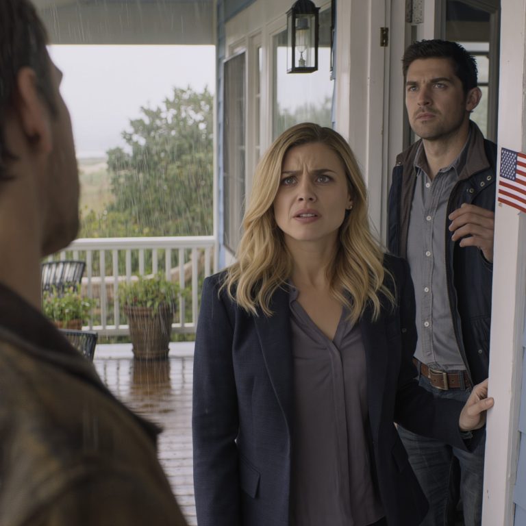 Mój mąż i dwaj szwagrowie „dobrze się bawili”, zostawiając mnie na stacji benzynowej przy drodze, śmiejąc się na cały głos, gdy jechali 300 mil dalej, wysyłając SMS-a: „NIE SZAL SIĘ, TO TYLKO ŻART”… Po 5 latach zniknięć, w dniu, w którym w końcu odnalazł mój adres i zapukał do moich drzwi, uśmiech na jego twarzy zniknął w chwili, gdy zobaczył POSTAĆ STOJĄCĄ ZA MNĄ.