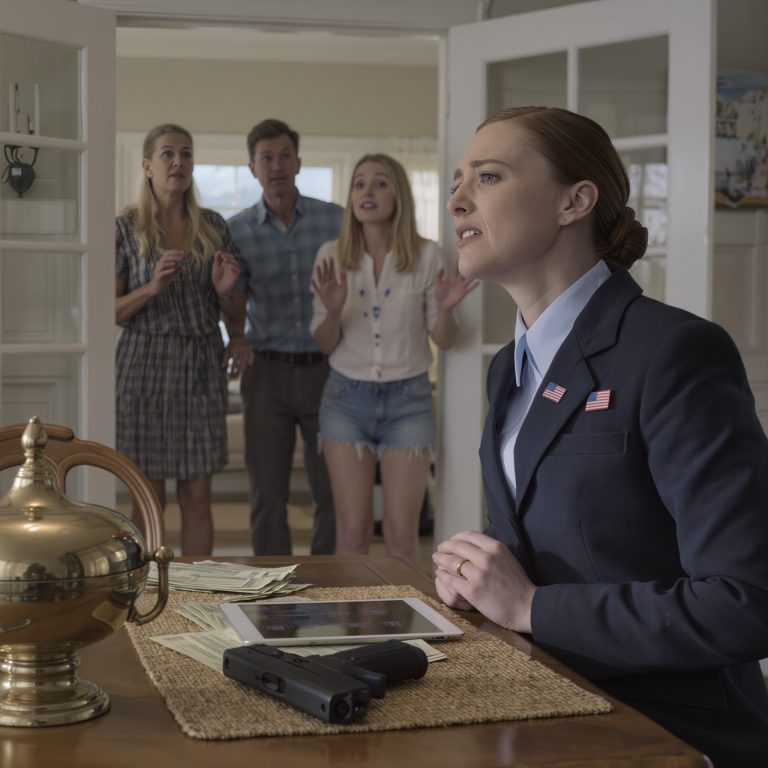 Wracając do domu na Święto Dziękczynienia, otworzyłam drzwi i zobaczyłam, że w domu jest zimno jak w grobowcu, a na blacie leżała tylko karteczka: „Mamo, wybraliśmy się na rejs, zaopiekuj się Victorem”. Kiedy weszłam do salonu i zobaczyłam mojego ojczyma umierającego w ciemnościach, zrozumiałam, dlaczego wyszeptał: „Oni nic nie wiedzą… pomóż mi jeszcze raz”.