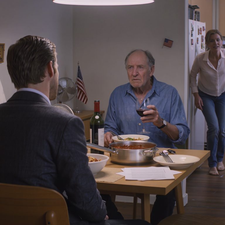 Podczas kolacji mój syn miliarder nagle zapytał: „Czemu nie przeprowadziłaś się do domu za 850 000 dolarów, który ci kupiłem?”. Zdrętwiałam i odpowiedziałam: „Nigdy nie dostałam żadnego domu”. Wszyscy przy stole odwrócili się, żeby spojrzeć na moją „najbardziej troskliwą” córkę, jej twarz zbladła, gdy wybiegła, jej torba Prady roztrzaskała się o podłogę, wysypując jaskrawoczerwone dokumenty… i od tego momentu każda wiadomość tekstowa, każdy dźwięk w tym „skradzionym domu” sprawiał, że myślała, że ​​jej ojciec zmienił się w… coś innego.