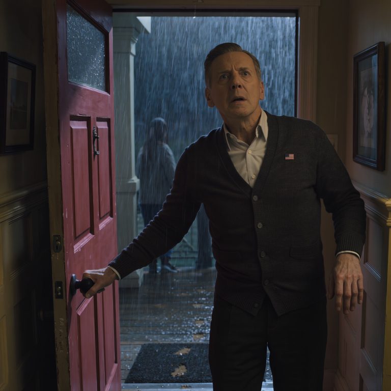 Moja córka, która zmarła 3 lata temu, zadzwoniła o 2 w nocy: „Tato, jest mi tak zimno, proszę otwórz mi drzwi” – ​​uchyliłam drzwi, widok stojący na ganku sprawił, że serce mi zamarło, mokre, bose ślady stóp na ganku, stara lalka leżąca na grobie, a potem 28-letnia tajemnica z małego szpitala zaczęła ukazywać swoje oblicze