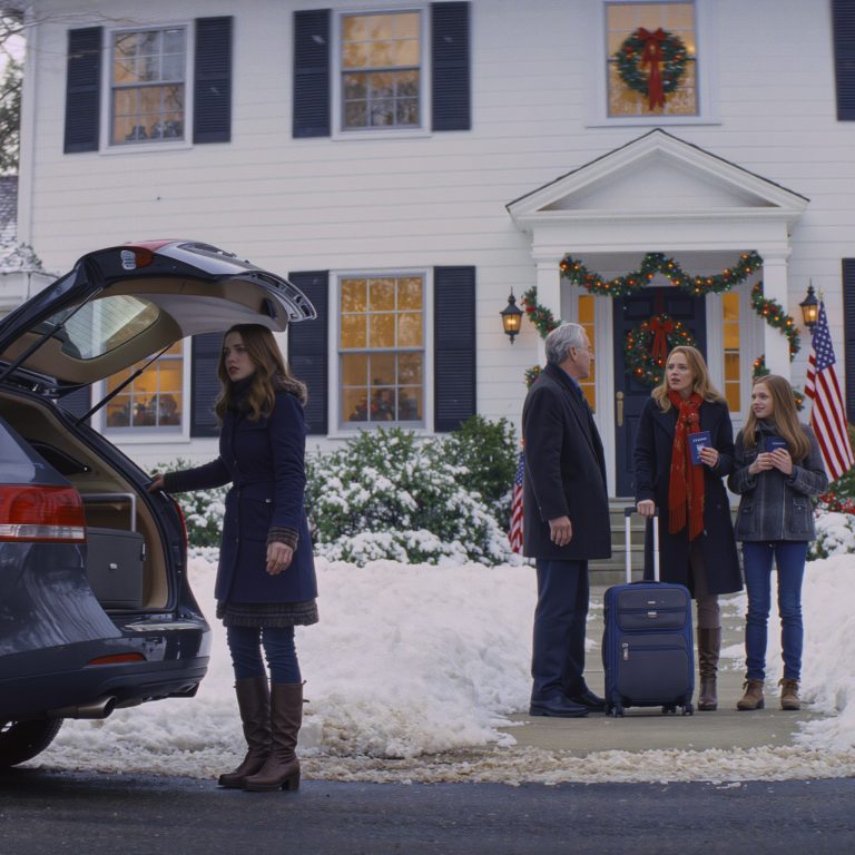 Zafundowałem moim rodzicom luksusową, tygodniową wycieczkę do Europy. Kiedy odebrałem ich na lotnisko, spokojnie powiedzieli mi, że postanowili pojechać z moją siostrą, która akurat była na zmianie pracy, zamiast ze mną. Mama uśmiechnęła się i powiedziała: „Twoja siostra potrzebowała przerwy, więc pomyśleliśmy, że to dobrze jej zrobi”. Nie spodziewali się jednak niespodzianki, która czekała na nich, gdy ich samolot w końcu wylądował w Europie.