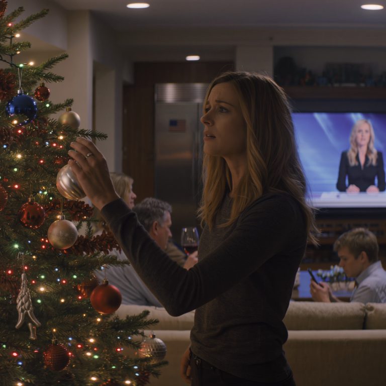 Na Boże Narodzenie moja mama westchnęła: „Znowu jest bezrobotna...”, mój ojciec zgodził się: „Ma prawie 30 lat i nie może utrzymać pracy”, mój brat uniósł kieliszek: „Mam nadzieję, że znajdziesz coś stabilnego w przyszłym roku...”. Spokojnie kontynuowałem ubieranie choinki, aż do momentu, gdy telewizor wyświetlił: „PILNE WIADOMOŚCI: Właśnie ujawniono tożsamość tajemniczego założyciela firmy technologicznej...”, a nazwisko, które prezenter miał zamiar wypowiedzieć, pozostawiło całą moją rodzinę siedzącą przy stole bez słowa.