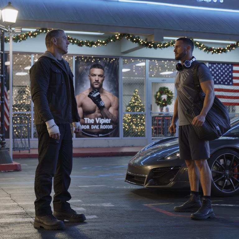 Mój syn został ciężko ranny. Zrobił to nowy mąż byłej żony. „Zlekceważył mnie”. Wszystko udokumentowano w raporcie szpitalnym. Operacja w trybie nagłym. Długa rekonwalescencja. Jej mąż jest zawodnikiem UFC. Bilans 18-0. Uważa się za nietykalnego. Byłam mistrzynią Korpusu Piechoty Morskiej w walkach wręcz. 8 lat niepokonana. Czekałam na jego siłowni – z papierkową robotą, a nie walką. Wyszedł śmiejąc się. 4 minuty później już się nie śmiał. W jego narożniku zapadła cisza. „Właśnie zrobiło się poważnie”.