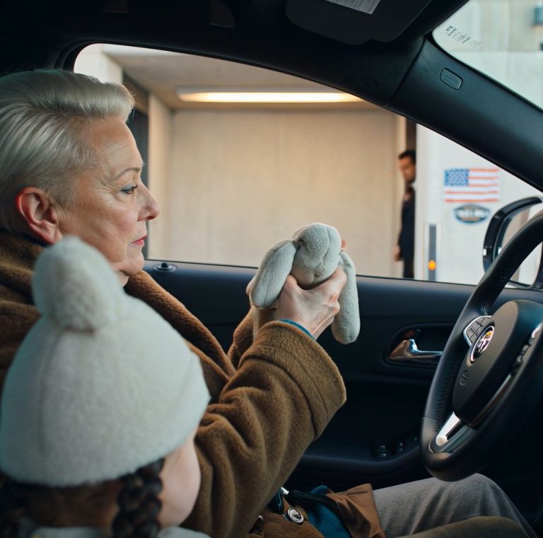 Moja siedmioletnia wnuczka złapała mnie za rękę na lotnisku O'Hare i wyszeptała: „Już go nie ma. Musimy stąd uciekać” – i sposób, w jaki to powiedziała, sprawił, że uwierzyłam jej, zanim jeszcze się odwróciłam.