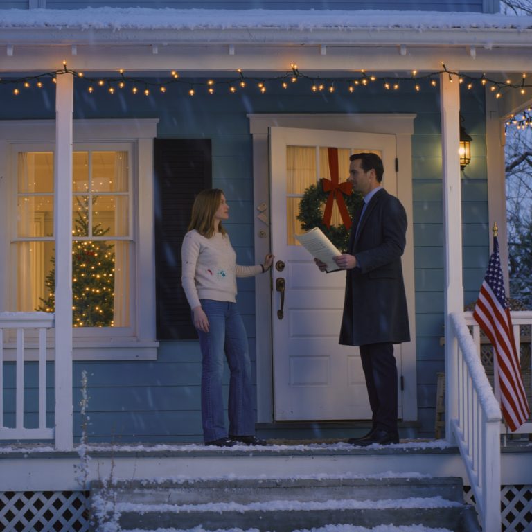 Zapłaciłem 14 000 dolarów za to, żeby moja rodzina mogła uczestniczyć w moim ukończeniu studiów. Zamiast tego wybrali wakacje w Grecji. Pod zdjęciem mnie w todze i birecie mój wujek skomentował: „Nie jesteś nawet prawdziwym lekarzem”. Wysłałem im więc kopię dyplomu z dołączonym pełnym potwierdzeniem zapłaty za niewykorzystane bilety. Trzy godziny później mama dzwoniła bez przerwy, ale ja już podjąłem decyzję, której się zupełnie nie spodziewali.