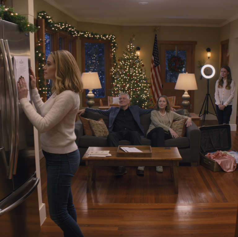 Kiedy wprowadziłem się do mojego pierwszego domu, pewnego wieczoru wróciłem do domu i zastałem rodziców siedzących w salonie. Kiedy zapytałem dlaczego, tata uśmiechnął się i powiedział: „To teraz własność rodzinna”. Nie sprzeciwiłem się.