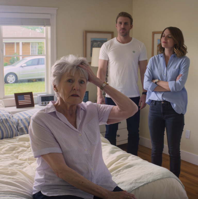 Moja synowa potajemnie obcięła mi włosy, kiedy spałam. Kiedy obudziłam się zszokowana, uśmiechnęła się i powiedziała: „Teraz znasz swoje miejsce”. Mój syn stanął po stronie żony: „Mamo, musisz się czegoś nauczyć”. Powstrzymałam się. Trzy dni później kazałam jej usiąść w salonie mojego nowojorskiego domu i powiedziałam: „Masz trzydzieści dni, żeby się wyprowadzić z mojego domu”.