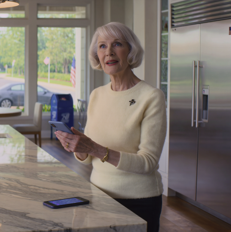 Synowa wysłała mi SMS-a: „Nie przyjedź na Święto Dziękczynienia, w tym roku stawiamy tylko na rodzinę”, mimo że właśnie wydałam 620 000 dolarów, żeby pomóc im utrzymać dom. Odpowiedziałam po prostu: „W porządku, rozumiem” i milczałam… aż do następnego ranka, kiedy na ekranie mojego telefonu pojawiło się 87 nieodebranych połączeń od tej „małej rodziny”.