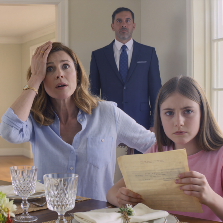 Podczas brunchu u mojego męża, mój czternastoletni syn podsunął mi liścik: „Udawaj, że jesteś chory i wyjdź”. Posłuchałam, odjechałam — i dziesięć minut później wszystko zrozumiałam