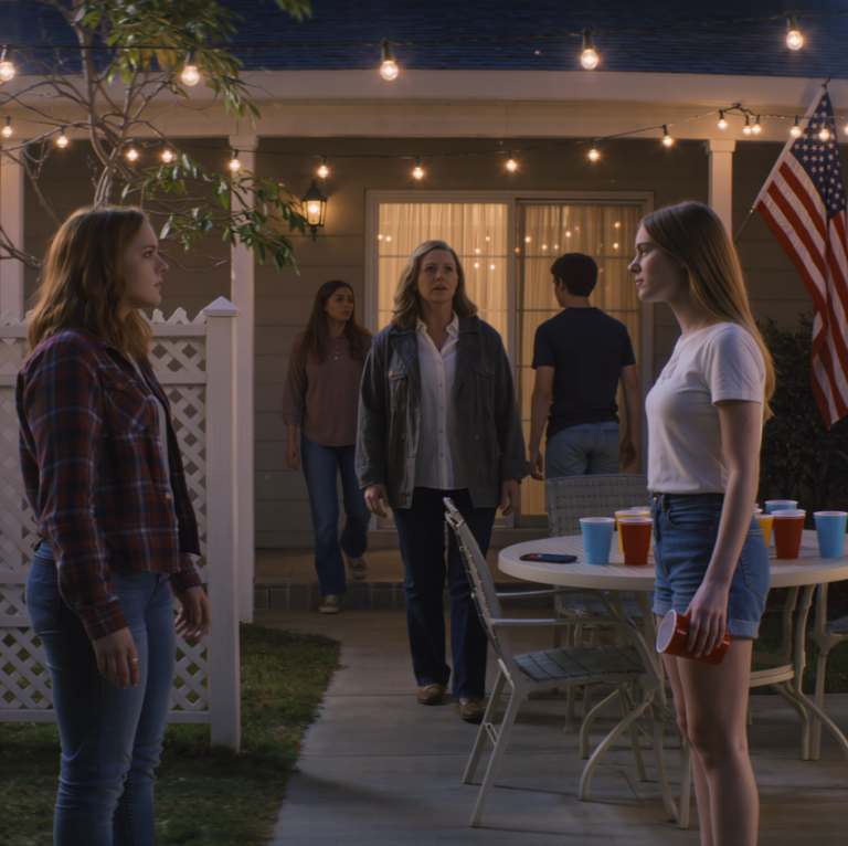 Moja siostra mnie wrobiła, płakała moim rodzicom i doprowadziła do tego, że wyrzucono mnie boso ze szkoły, gdy miałem 16 lat. Kilka tygodni później chwaliła się tym — a mama wszystko usłyszała.