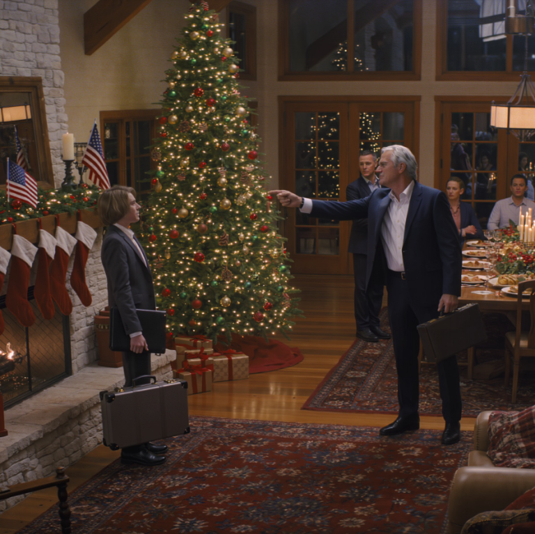 Nowy chłopak mamy, pułkownik, zaczął na mnie podnosić głos. „To ja ustalam zasady w tym domu. Ja tu rządzę”. Powoli obróciłam krzesło, trzymając w dłoniach gwiazdki Admirała. „Pułkowniku… Zejdź ze mnie”. Zamilkł, zamarł. Marynarka Wojenna USA.