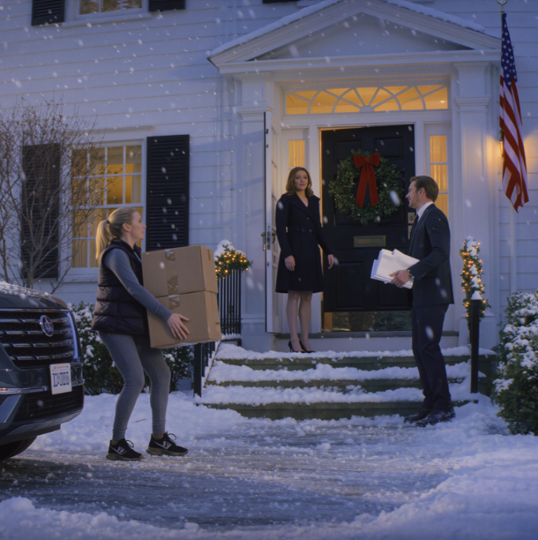 Mój mąż rzucił we mnie papierami rozwodowymi i powiedział: „Masz 36 godzin, żeby się wyprowadzić. Moja nowa dziewczyna jest teraz właścicielką wszystkiego – ty wychodzisz z niczym”. Powiedział to wystarczająco głośno, żeby sąsiedzi usłyszeli, tylko po to, żeby mnie zawstydzić. Uśmiechnęłam się tylko… Bo kiedy weszła do tego domu, poznała PRAWDĘ, KTÓRA ZMIENIŁA WSZYSTKO.