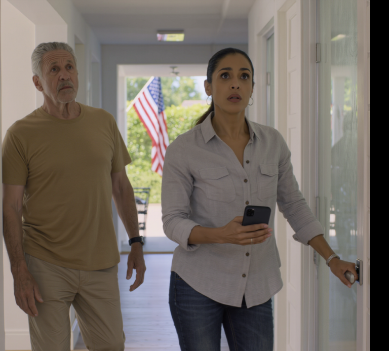 Podczas przerwy na lunch weszłam do łazienki i zobaczyłam mojego męża stojącego z sąsiadką, więc cicho zamknęłam drzwi, spokojnie osuszyłam ręce i zawołałam jej męża: „Chodź, jest coś, co musisz zobaczyć na własne oczy, zanim będzie za późno” — i to był dokładnie ten moment, w którym moje życie podzieliło się na dwa rozdziały: przed i po.