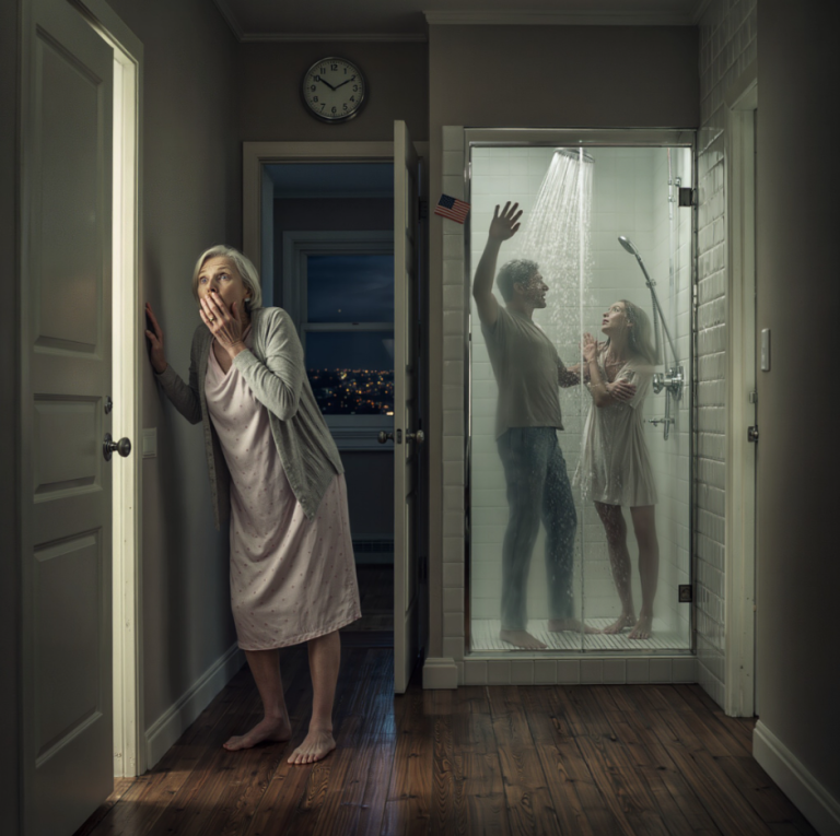 Mam 65 lat. Przeprowadziłam się do miasta, żeby zamieszkać z synem na emeryturze, myśląc, że w końcu nadejdzie mój czas odpoczynku. Zamiast tego, co noc, dokładnie o 3 nad ranem, brał prysznic. Pewnej nocy ciekawość wzięła górę i zajrzałam przez szparę w drzwiach łazienki – a to, co zobaczyłam pod strumieniem wody, przeraziło mnie tak bardzo, że do południa następnego dnia podpisałam już papiery, żeby przenieść się do domu opieki i nigdy więcej nie spać pod jego dachem.