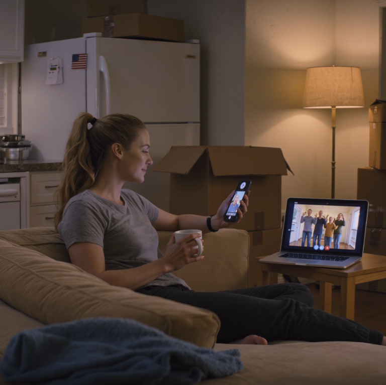 Moja rodzina poleciała na Maui na Święto Dziękczynienia i „zapomniała” mnie zaprosić… Więc zadzwoniłem do przeprowadzkowych, opróżniłem dom, za który potajemnie płaciłem, a sześć dni później ich krzyki rozbrzmiały echem w okolicy