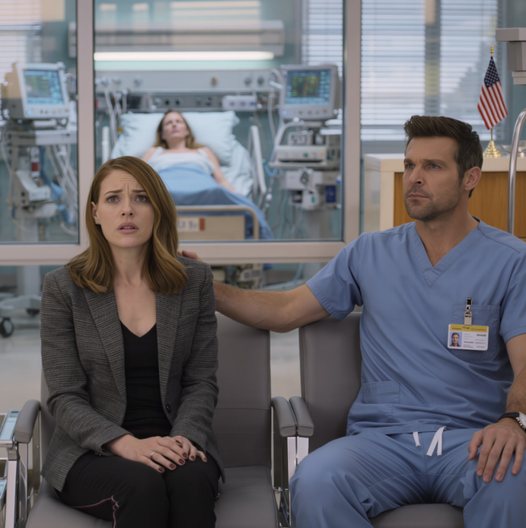 Moja siostra odmówiła wezwania pogotowia, gdy miażdżący ból w klatce piersiowej rzucił mnie na podłogę podczas czytania testamentu przez mojego ojca. Kazała mi „przestać przesadzać”, podczas gdy moja matka i dwunastu krewnych tylko się temu przyglądało. Jednak gdy w końcu wszedł lekarz z pogotowia, położył rękę na ramieniu mojej siostry i cicho wypowiedział sześć prostych słów, prawda o tym, kto naprawdę się o mnie troszczył, a kto był gotów pozwolić mi umrzeć, rozbiła całą naszą rodzinę.