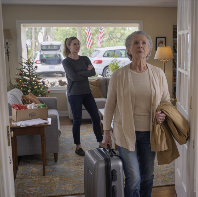 Tydzień przed świętami usłyszałam śmiech córki w salonie: „Po prostu zostawimy całą ósemkę dzieci mamie i pojedziemy odpocząć na wakacje”. Wieczorem 24 grudnia, kiedy dzieci wtoczyły walizki do środka, moja córka zawołała w panice: „Mamo, gdzie jesteś? Wszyscy czekają na kolację, prezenty… i darmową opiekunkę”. Wypowiedziałam jedno zdanie, które zamarło w bezruchu.