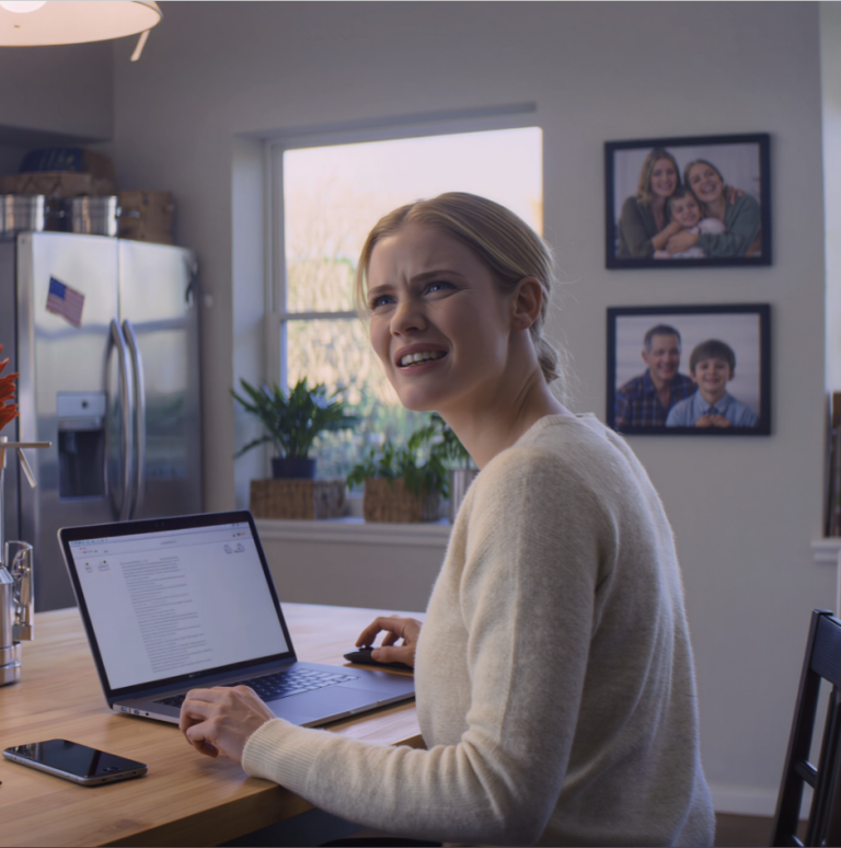 Przez trzy lata z rzędu, w każdy piątek o 8 rano, robiłam tylko jedno: zaciskałam zęby i klikałam „przelej 600 dolarów”, żeby „uratować serce taty”. W międzyczasie owijałam się kocem w lodowatym wynajętym pokoju, wyłączałam ogrzewanie, żeby zaoszczędzić, żułam czerstwy, spleśniały chleb, żeby najeść się do syta… Jeśli spóźniałam się choć trochę, mama pisała SMS-a: „Jeśli coś stanie się twojemu ojcu, to ty będziesz winna”.