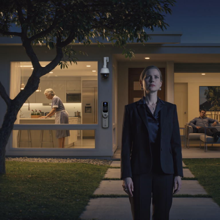 Znalazłem moją mamę jako służącą w domu, który jej kupiłem, ledwo przytomną, trzymaną przez mojego brata, żeby mógł ukraść akt własności. Wymienił zamki, ale nie wiedział, że obserwuję go z cienia, gotową wcielić w życie plan, który go zdemaskuje i wszystko cofnie…