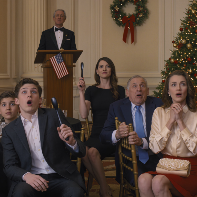 Mój brat uśmiechnął się szyderczo, gdy tylko mnie zobaczył. „Więc ta „spłacona dziewczyna” naprawdę przyszła licytować podupadającą sieć sklepów odzieżowych?” – powiedział. Moi rodzice się roześmiali i dodali: „Pewnie przyszła tu tylko po to, żeby umyć podłogi”. Milczałam, raz uniosłam wiosło i kupiłam całą sieć za trzydzieści pięć milionów dolarów. Ich miny po tym momencie…